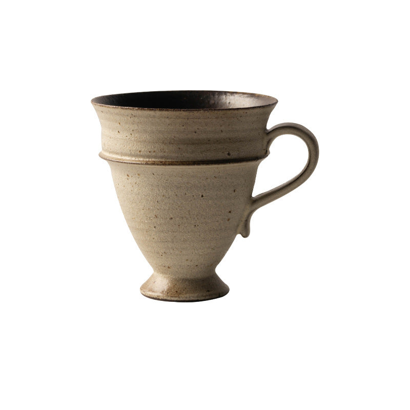 Tasse à café ouverte en poterie grossière faite à la main (haut-parleur)
