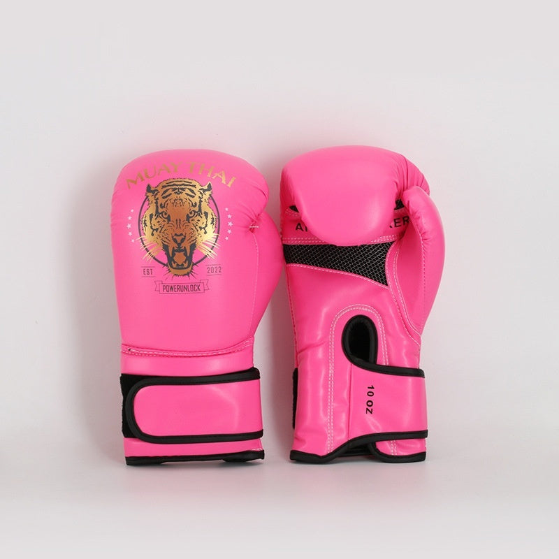 Garçons, entraînement de boxe thaïlandaise avec un sac de frappe et des gants