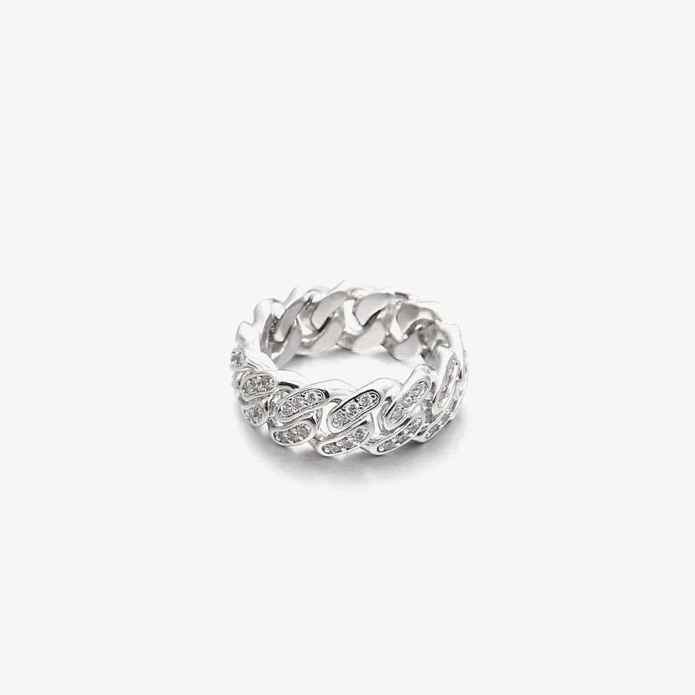 La Bague Cuban Entièrement Sertie de Diamants Brille de Mille Feux