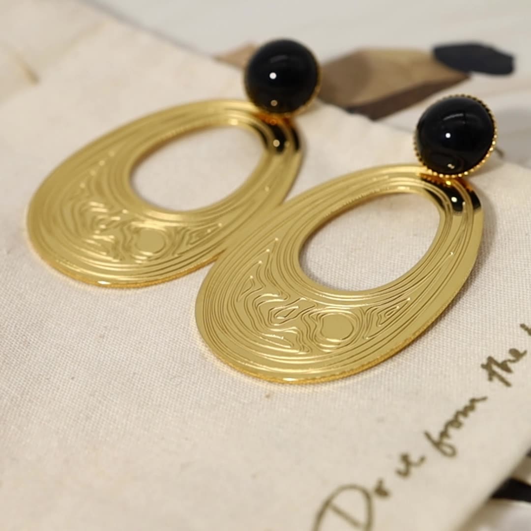 Boucles d'oreilles créoles en acier titane plaqué or 18 carats, texture concave-convexe