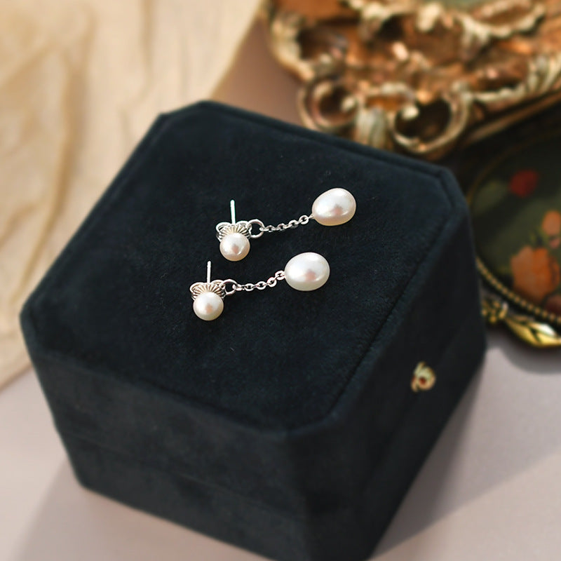 Les boucles d'oreilles en perles d'eau douce sont portées par les femmes pour deux