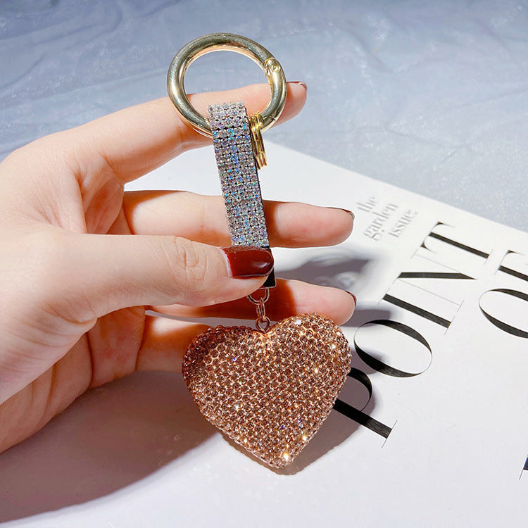 Porte-clés cœur de pêche entièrement orné de diamants