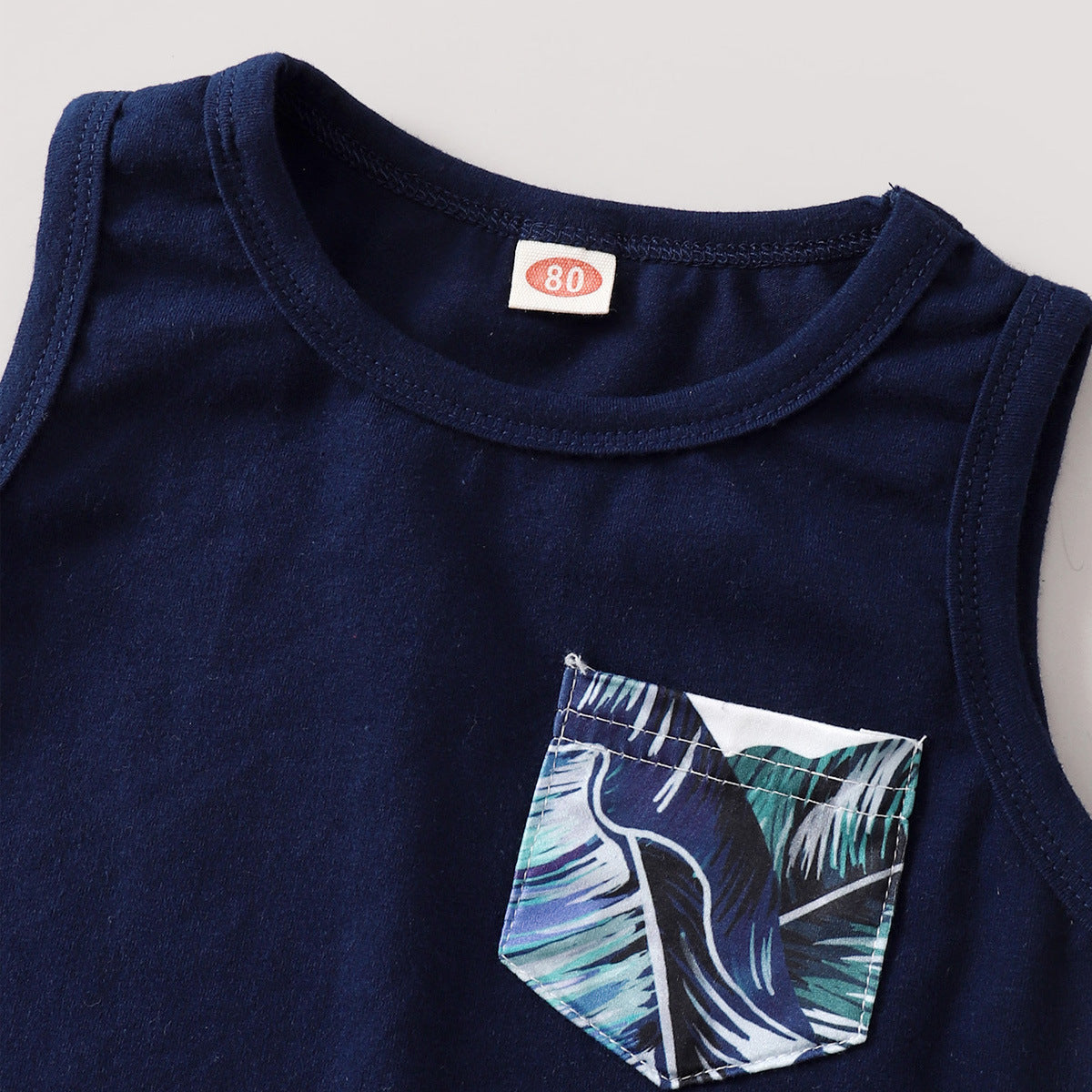Ensemble deux pièces sans manches couleur unie avec short imprimé