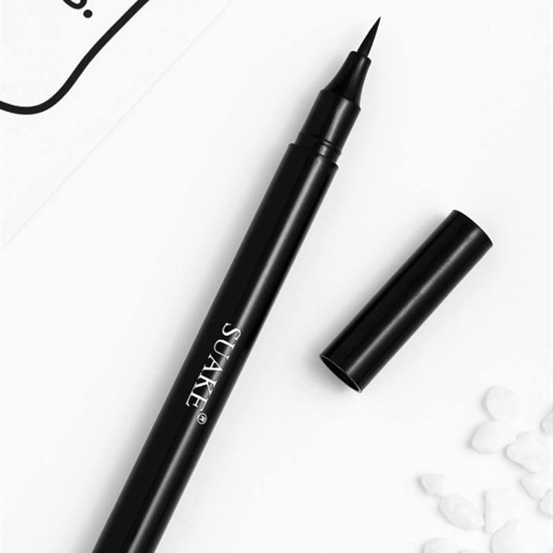 L'eyeliner doux et à séchage rapide ne coule pas et tient longtemps