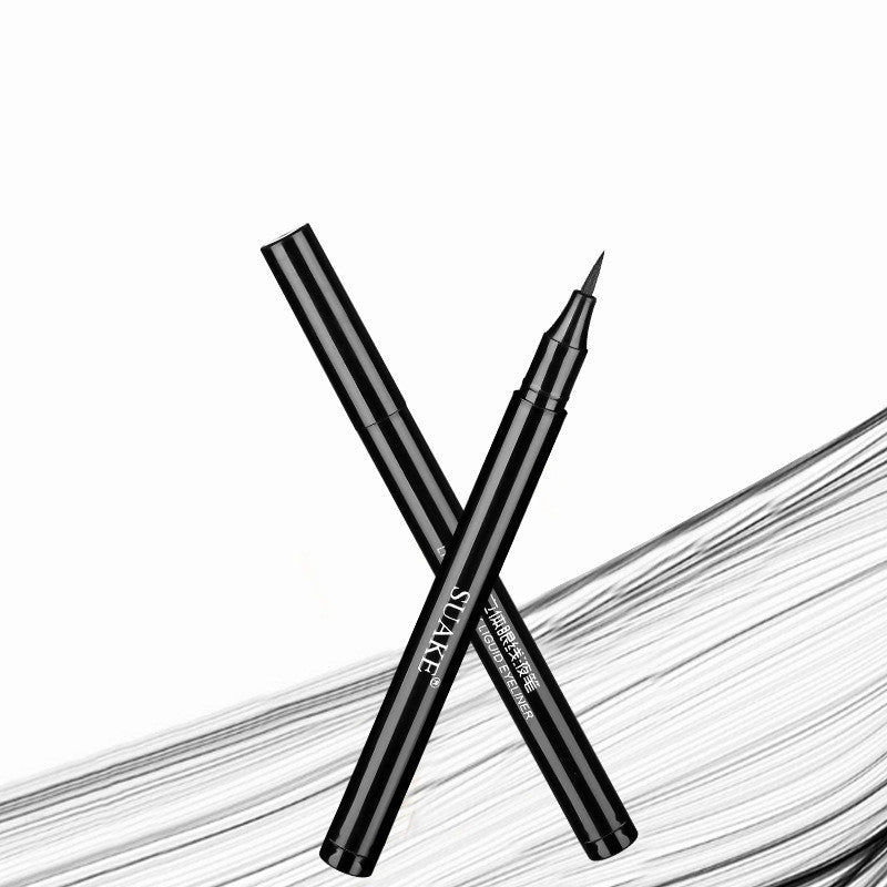 L'eyeliner doux et à séchage rapide ne coule pas et tient longtemps