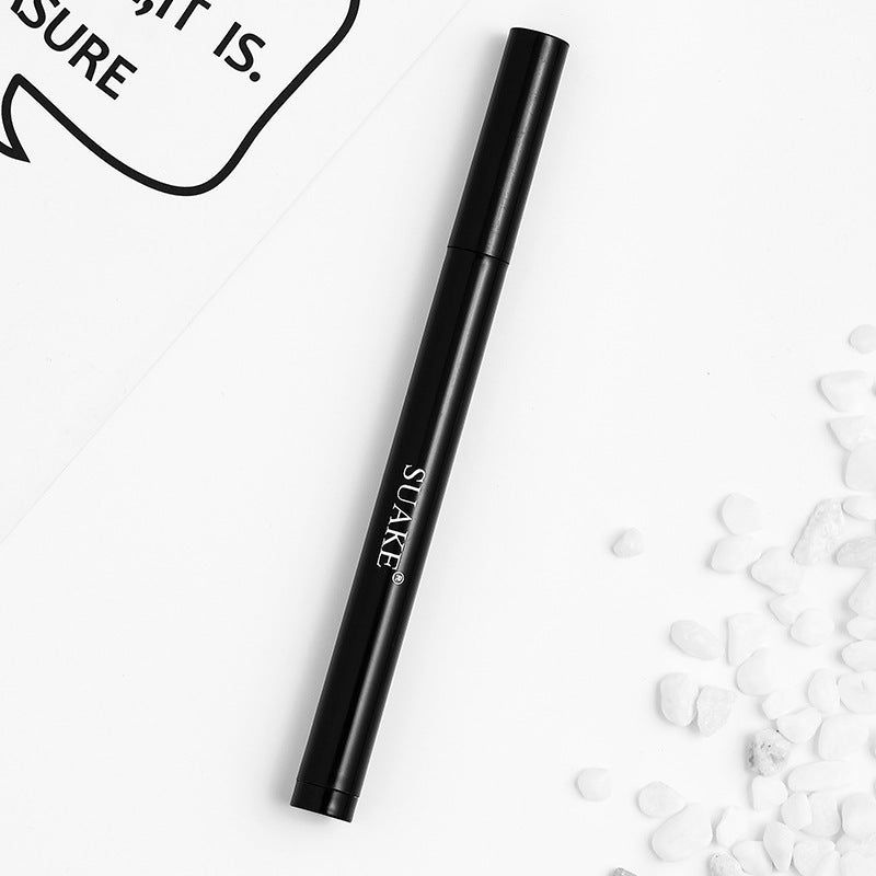 L'eyeliner doux et à séchage rapide ne coule pas et tient longtemps