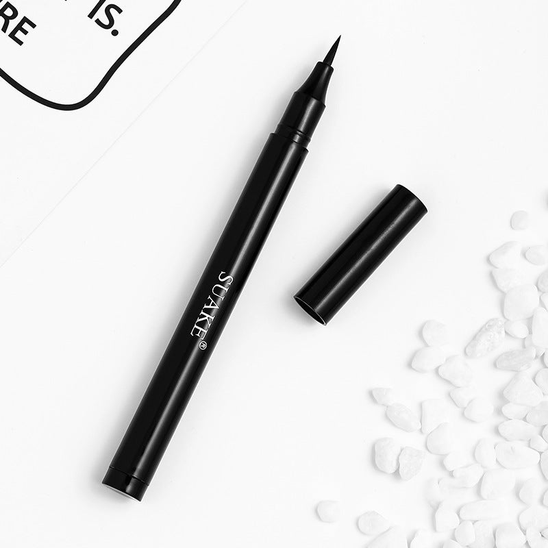 L'eyeliner doux et à séchage rapide ne coule pas et tient longtemps
