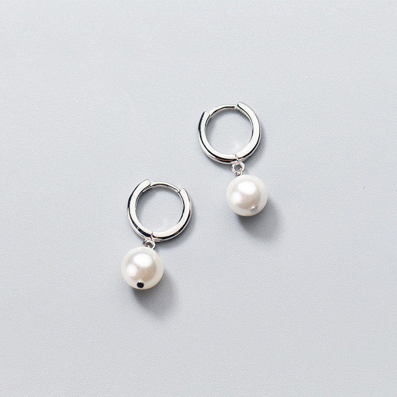Boucles d'oreilles courtes en perles synthétiques et coquillage délicat