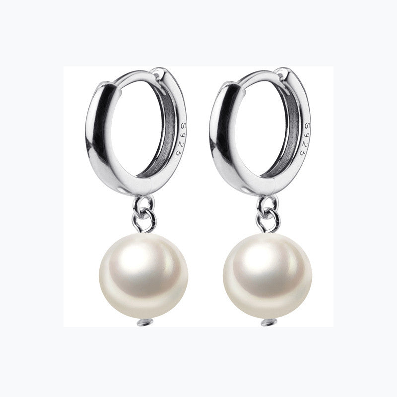 Boucles d'oreilles courtes en perles synthétiques et coquillage délicat