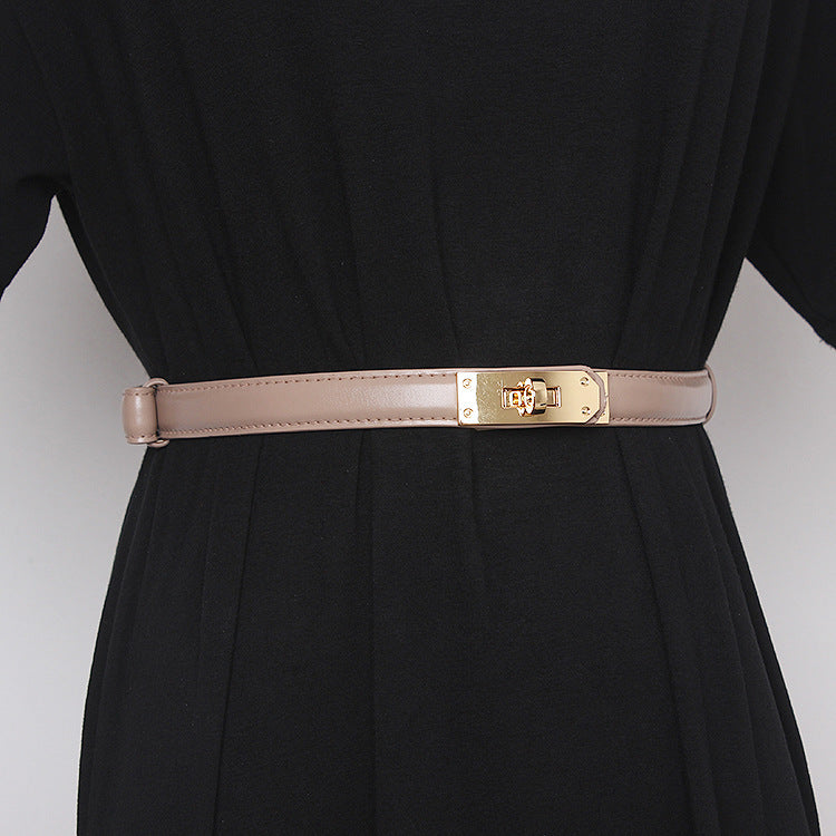 Femmes Ceinturées Accessoirisent Avec Jupe Et Pull