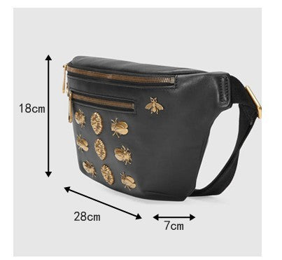 Sac banane en cuir orné de détails métalliques