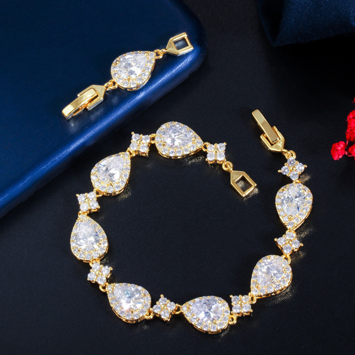 Women's Fashion Classic Drop-shaped Geometric Bracelet