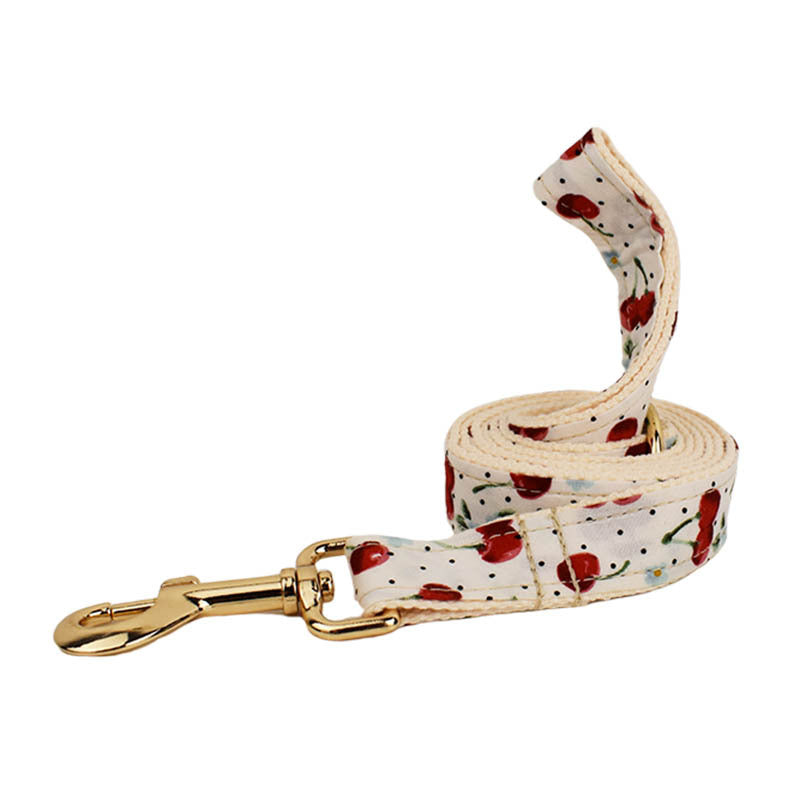 Collier pour animaux imprimé cerises rouges avec laisse, boucle à dégagement rapide dorée et nœud mignon