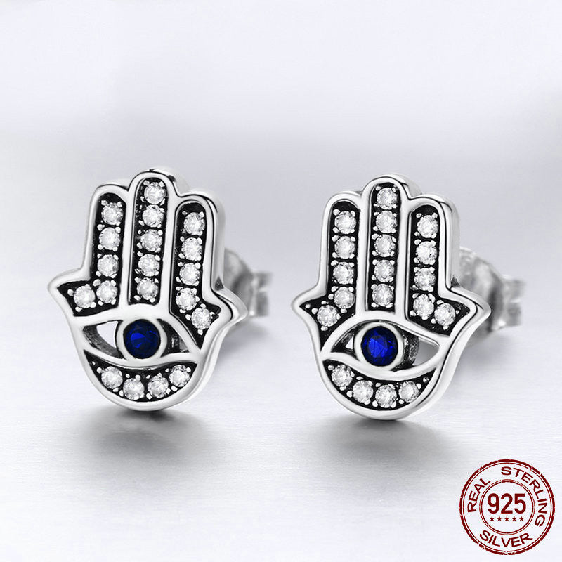 Les boucles d'oreilles en argent sterling sont à la mode pour les femmes.