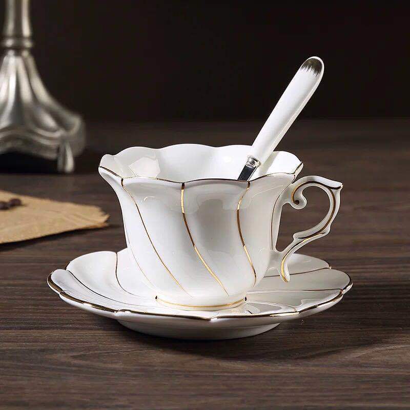 Ensemble tasse et soucoupe à thé en céramique motif floral