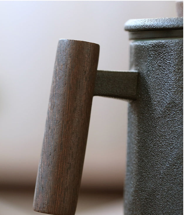 Tasse de bureau en céramique avec poignée en bois et couvercle pour filtrer et séparer le thé en poterie brute