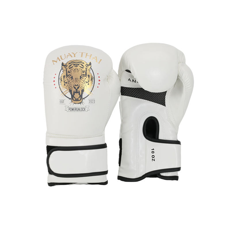 Garçons, entraînement de boxe thaïlandaise avec un sac de frappe et des gants