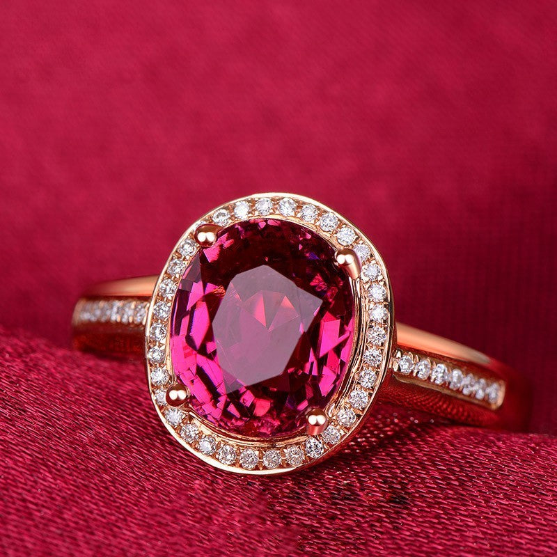 Bagues en or serties de diamants, de rubis et de cristaux rouges