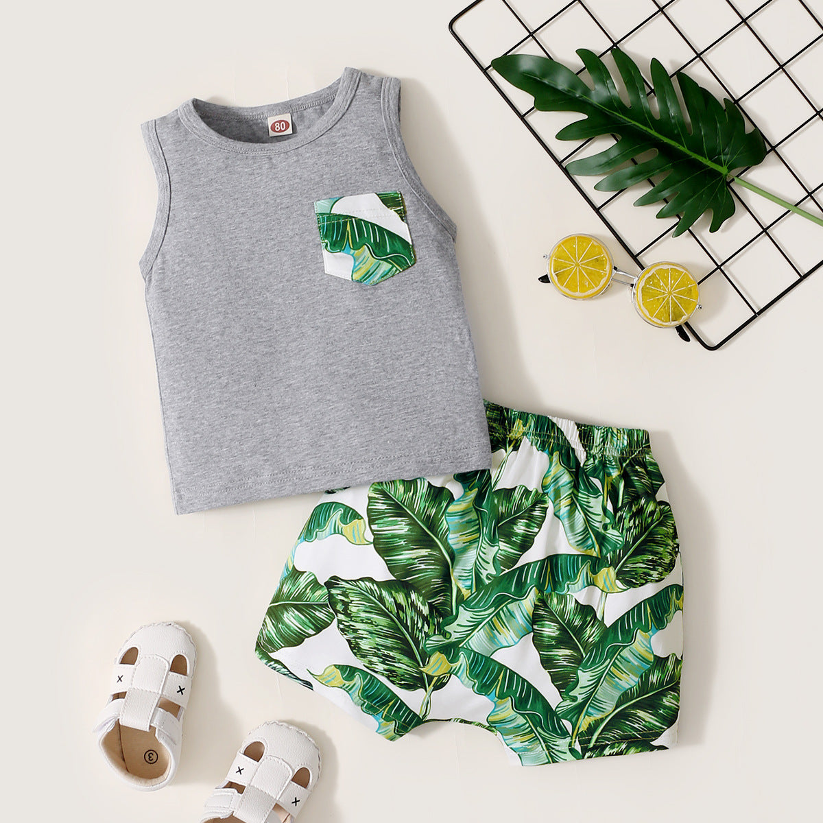Ensemble deux pièces sans manches couleur unie avec short imprimé
