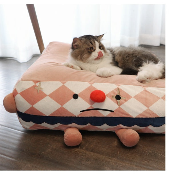 L'animal de compagnie clown dort dans un lit douillet pour animaux.