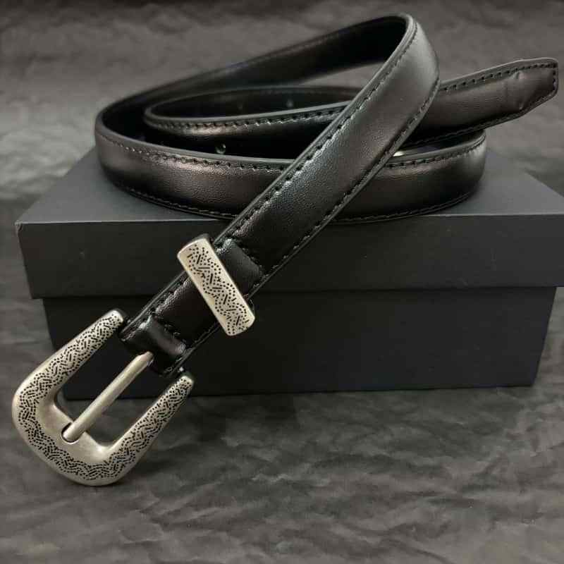 Ceinture en cuir pour femme à boucle ciselée en métal fin et étroit, motif original