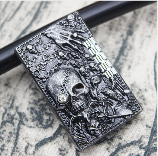 Briquets à gaz Skull Langsheng Créatif en métal en relief Tête de mort Double diamant Molette de broyage Flamme Briquet