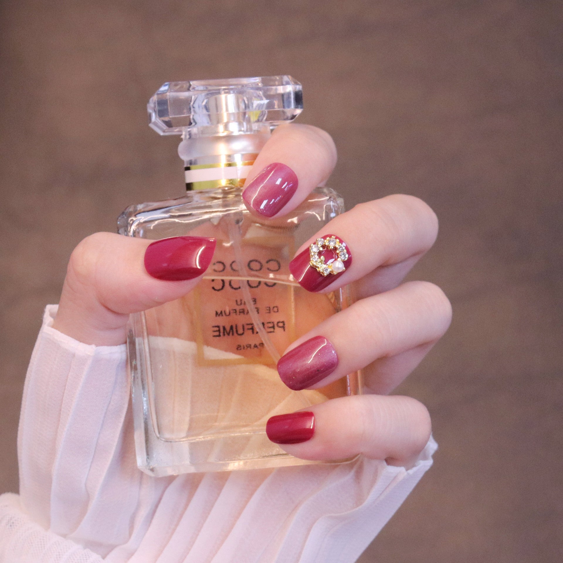 Patch d'art des ongles avec motif œil de chat rouge rosé, fini court
