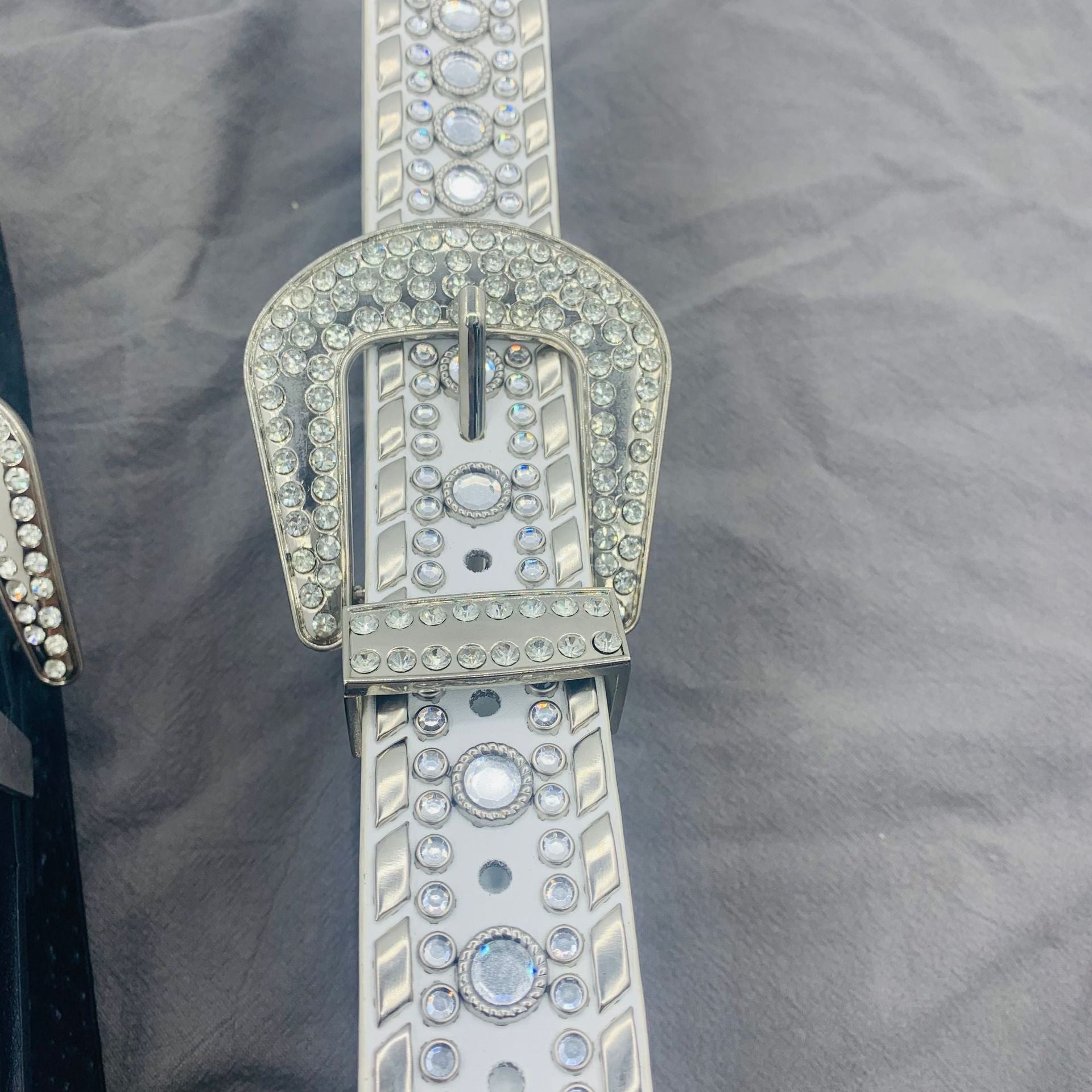 Ceinture à strass et rivets style punk pour femme