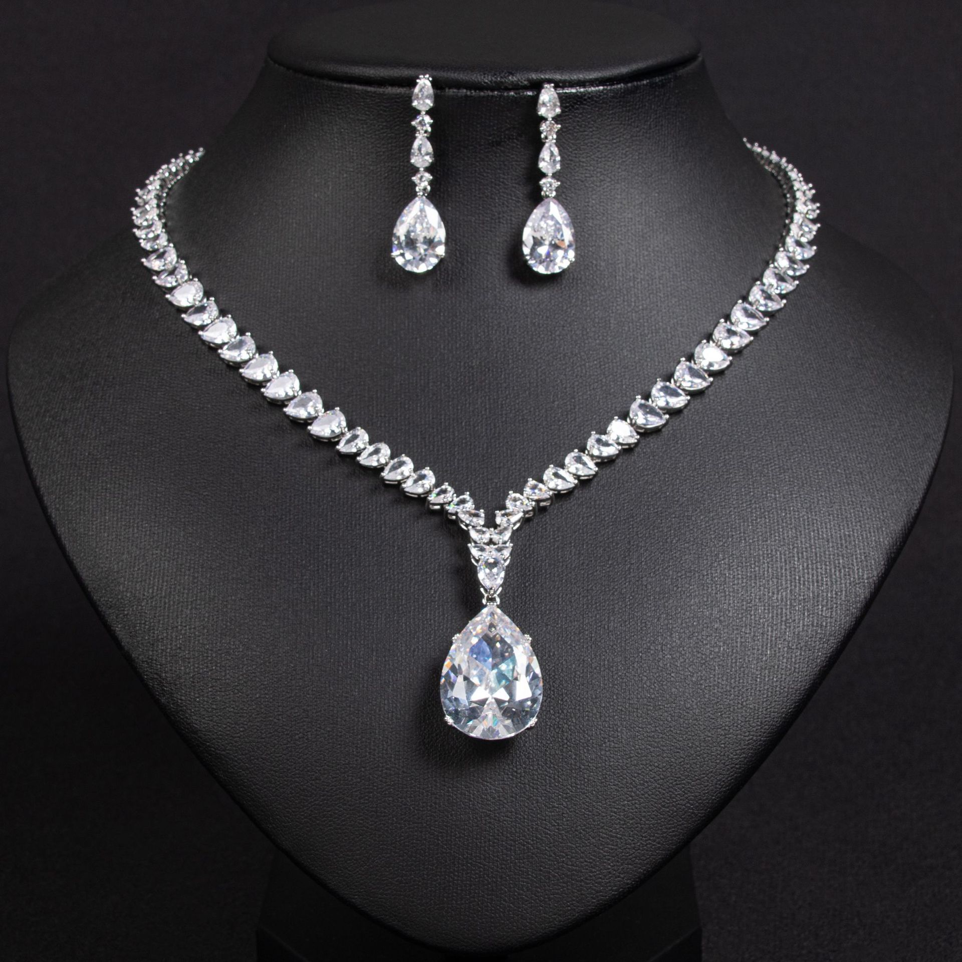European And American Heart-shaped Zircon Necklace Tassel Earrings Suit