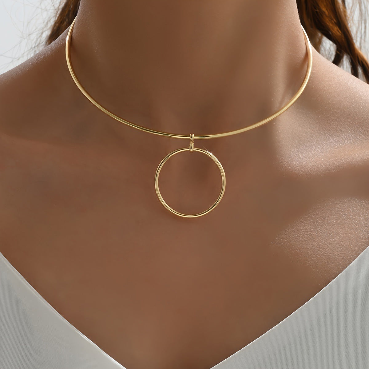 Collier ras de cou pour femme avec grand cercle géométrique en métal