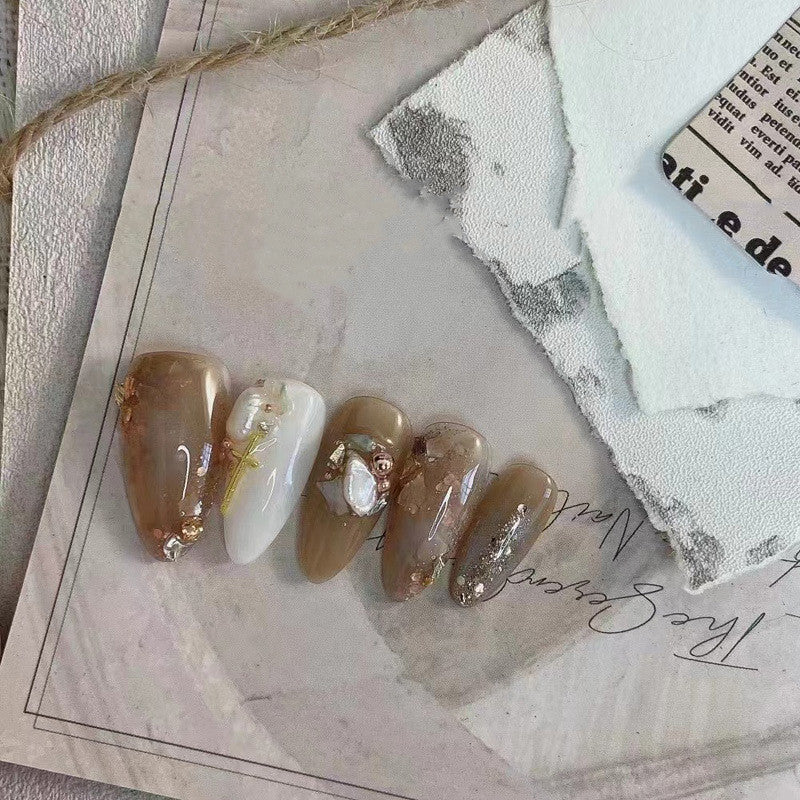Art d'ongles dégradé ambré fleuri pour femme