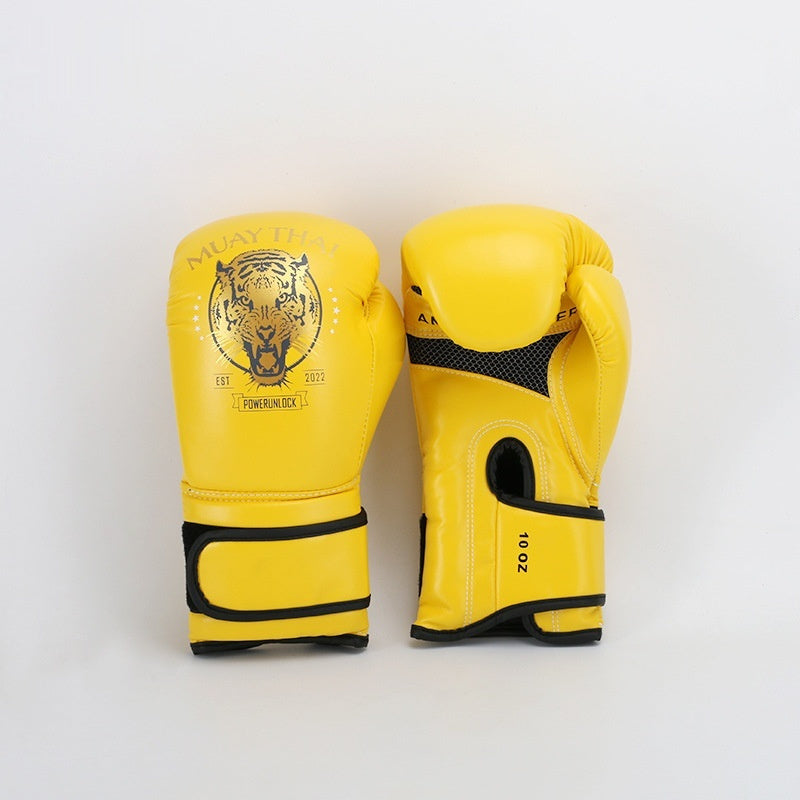 Garçons, entraînement de boxe thaïlandaise avec un sac de frappe et des gants