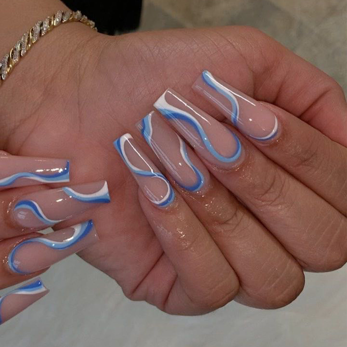 Porte des ongles finis Ongles doux Faux ongles