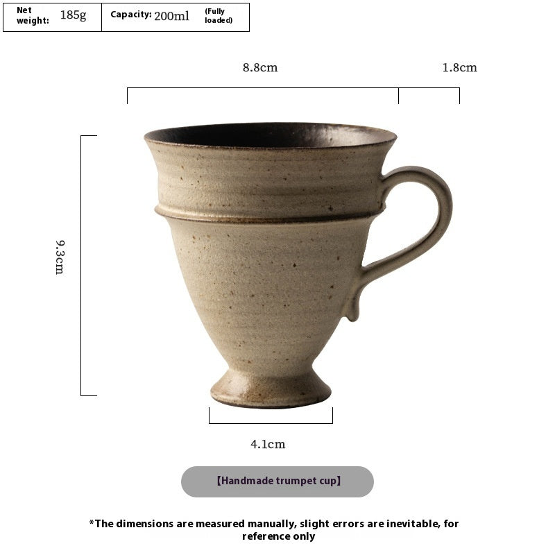 Tasse à café ouverte en poterie grossière faite à la main (haut-parleur)