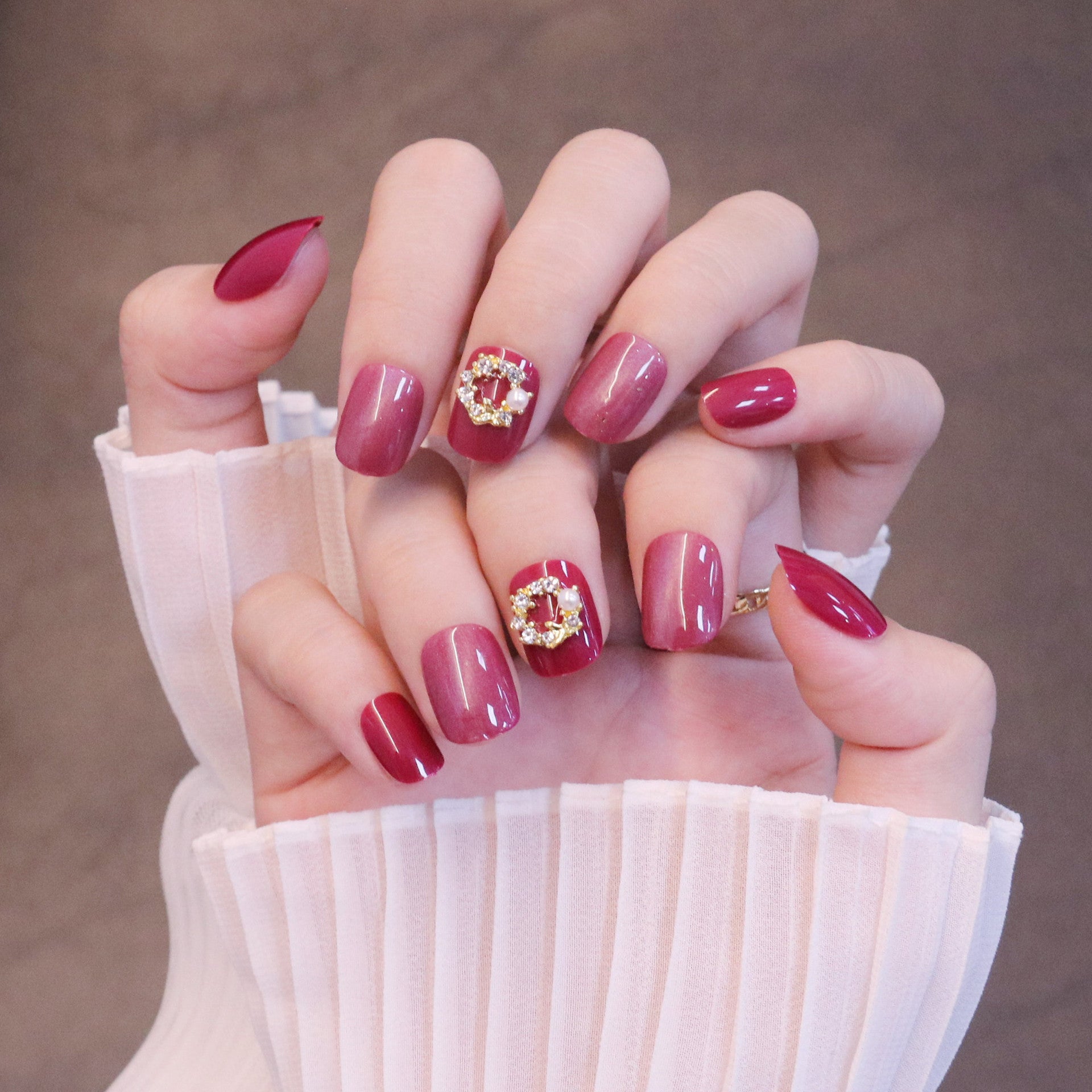 Patch d'art des ongles avec motif œil de chat rouge rosé, fini court