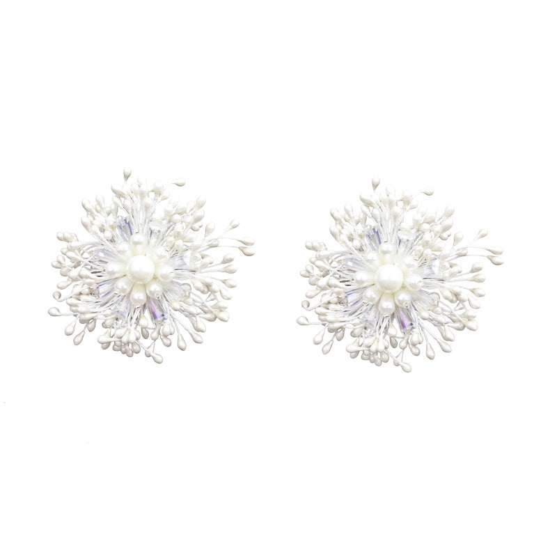Boucles d'oreilles rétro fleurs blanches exagérées pour femmes