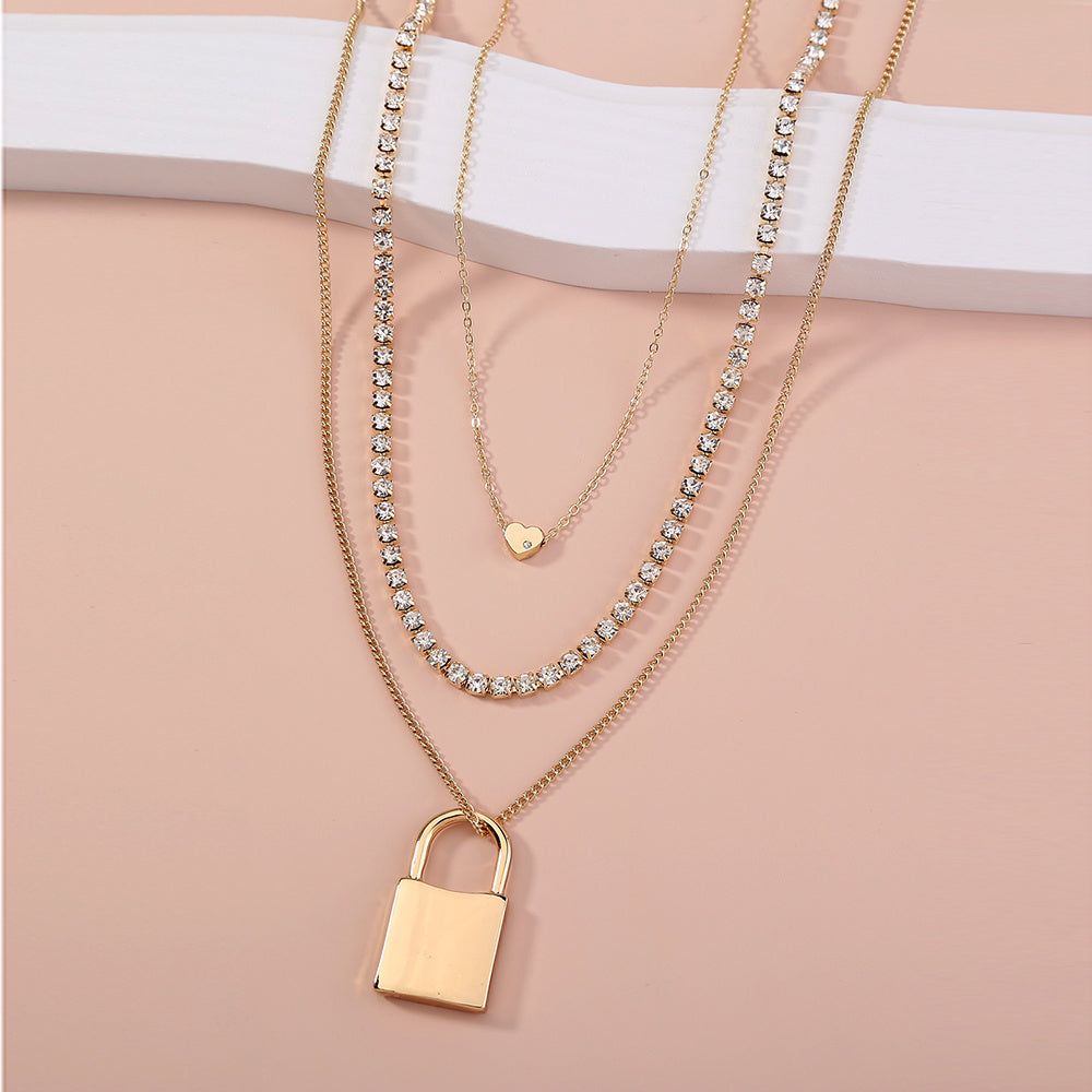 Collier femme en or avec pendentif exagéré, strass et plusieurs couches