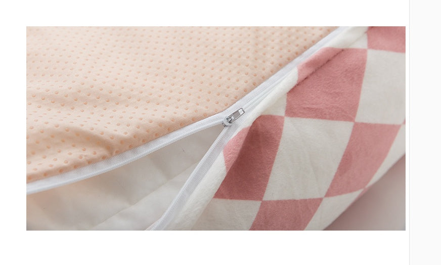 L'animal de compagnie clown dort dans un lit douillet pour animaux.