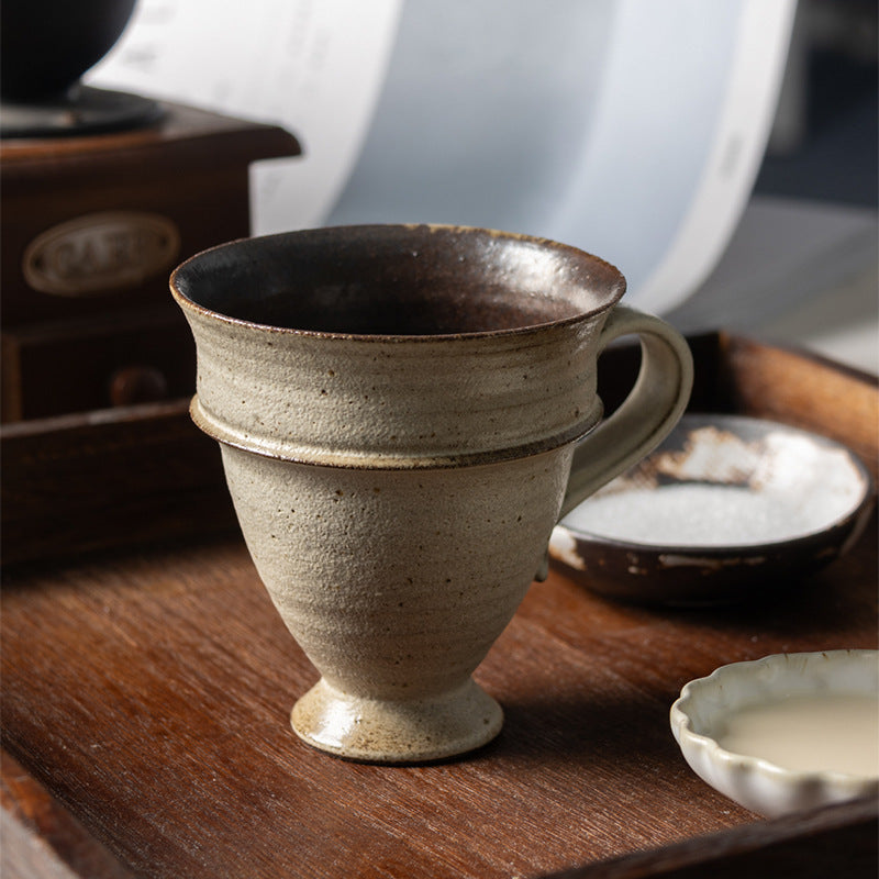 Tasse à café ouverte en poterie grossière faite à la main (haut-parleur)