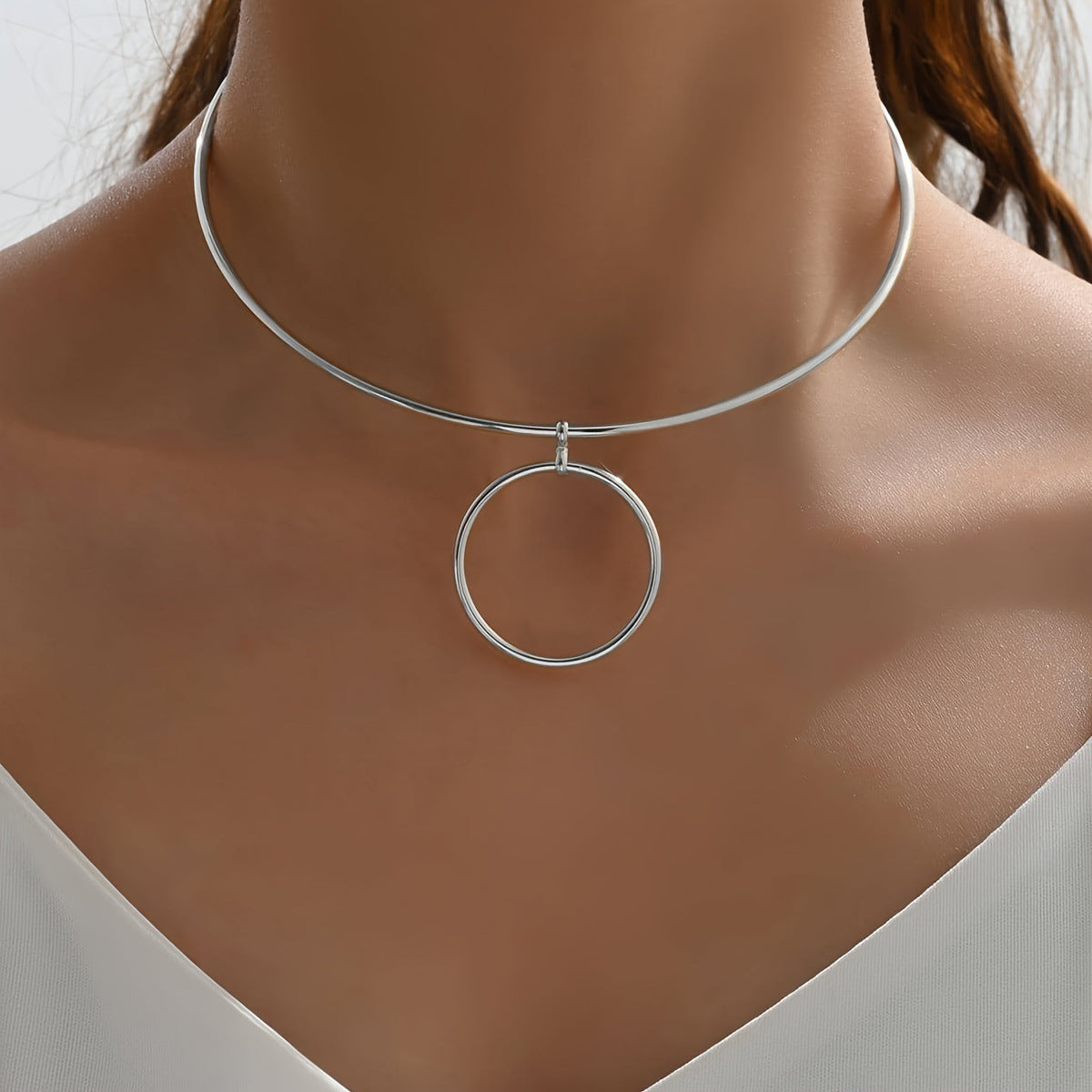Collier ras de cou pour femme avec grand cercle géométrique en métal