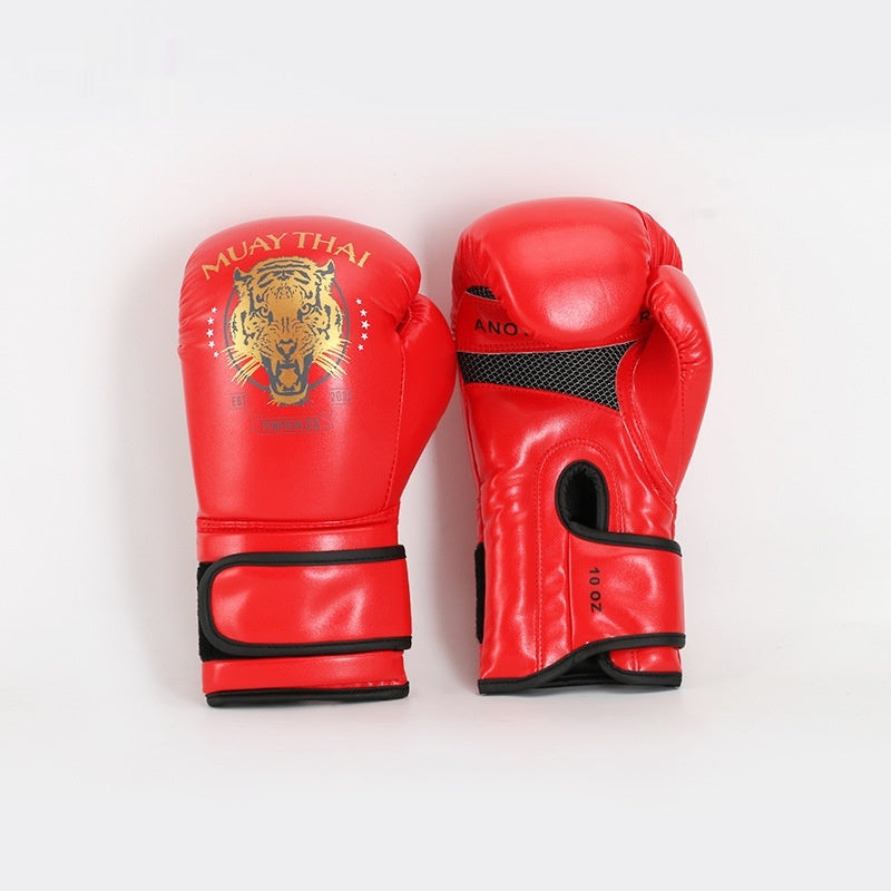 Garçons, entraînement de boxe thaïlandaise avec un sac de frappe et des gants