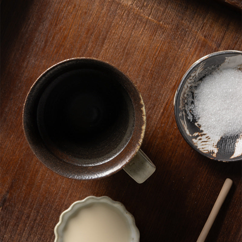 Tasse à café ouverte en poterie grossière faite à la main (haut-parleur)