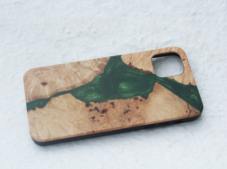 Coque de téléphone en résine et bois cicatrisé