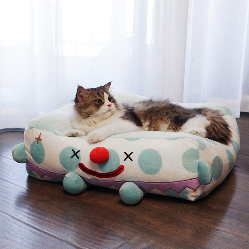 L'animal de compagnie clown dort dans un lit douillet pour animaux.