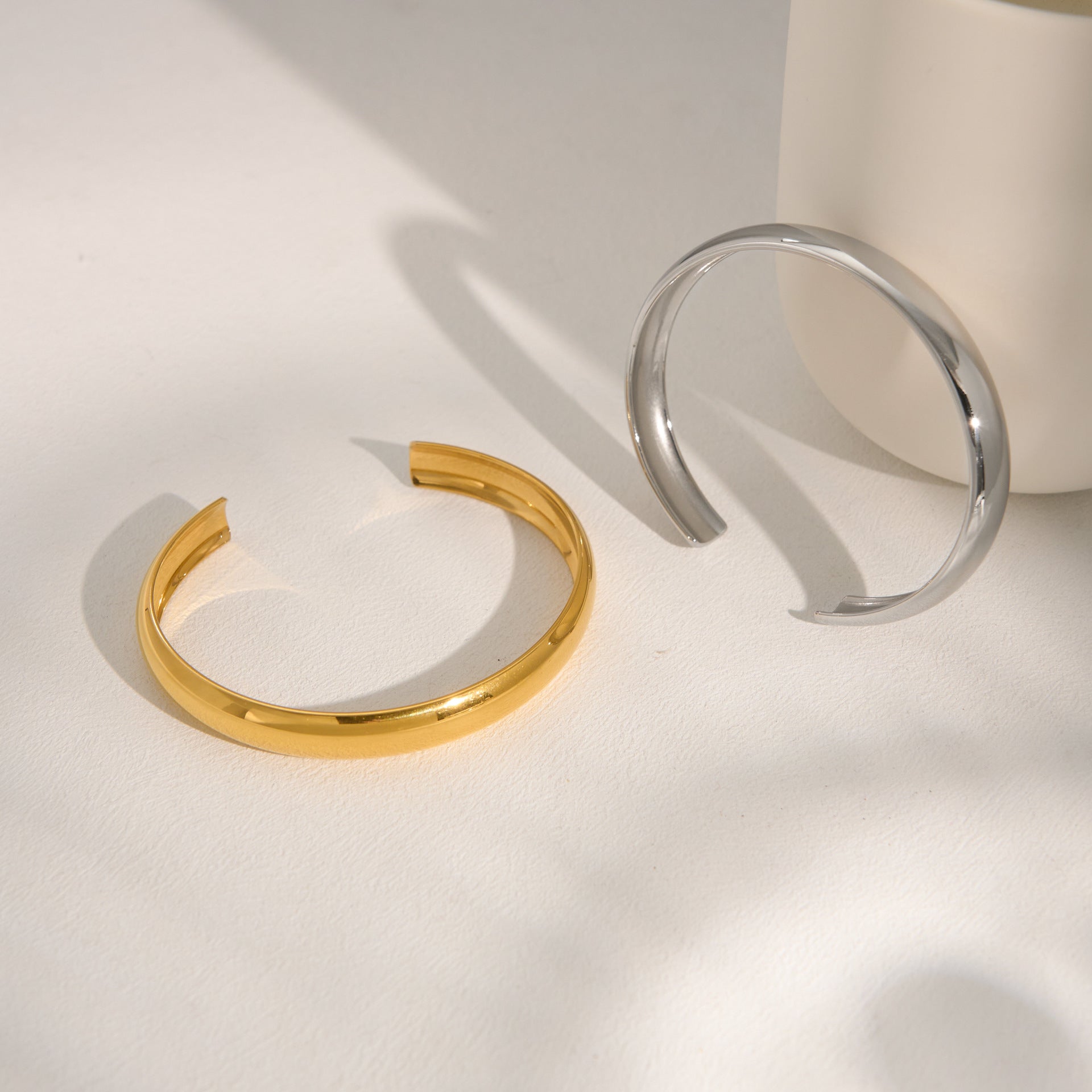 Bracelet pour femme en acier inoxydable, finition polie fine