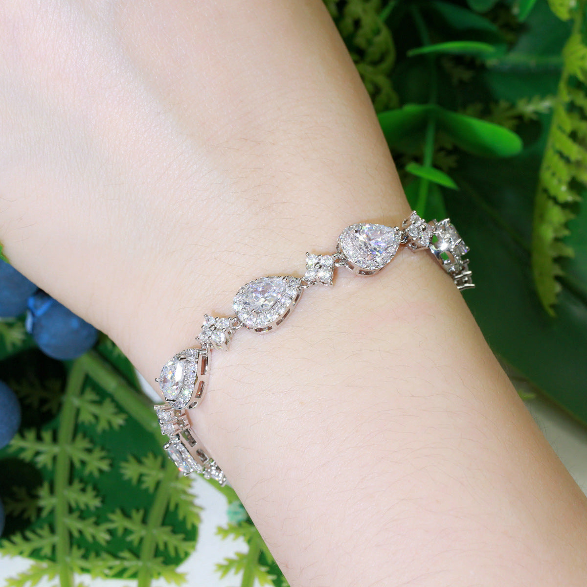 Women's Fashion Classic Drop-shaped Geometric Bracelet