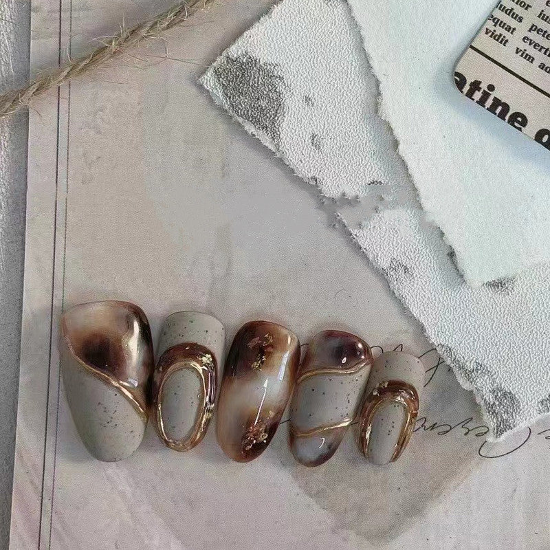 Art d'ongles dégradé ambré fleuri pour femme