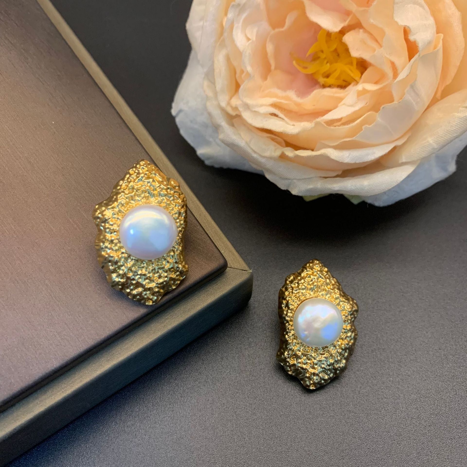 Boucles d'oreilles incrustées irrégulières fantaisie personnalisées