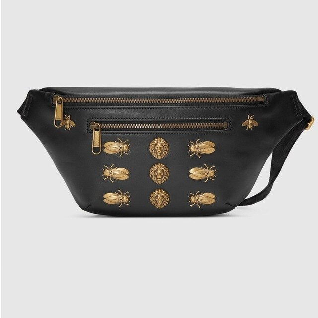 Sac banane en cuir orné de détails métalliques