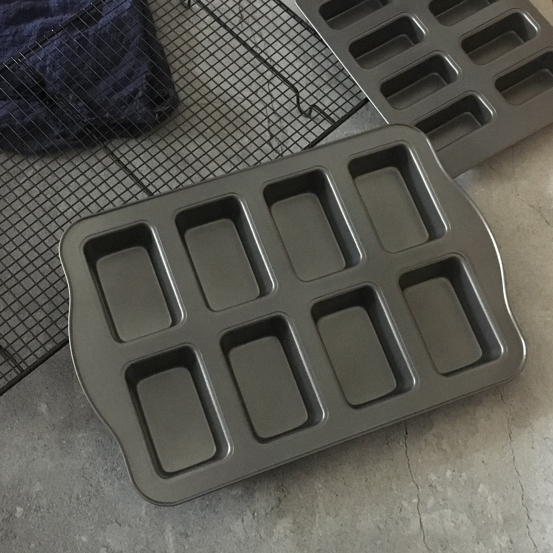 Explosive Baking Brownie Pan 8 With Non-stick Cake Mold